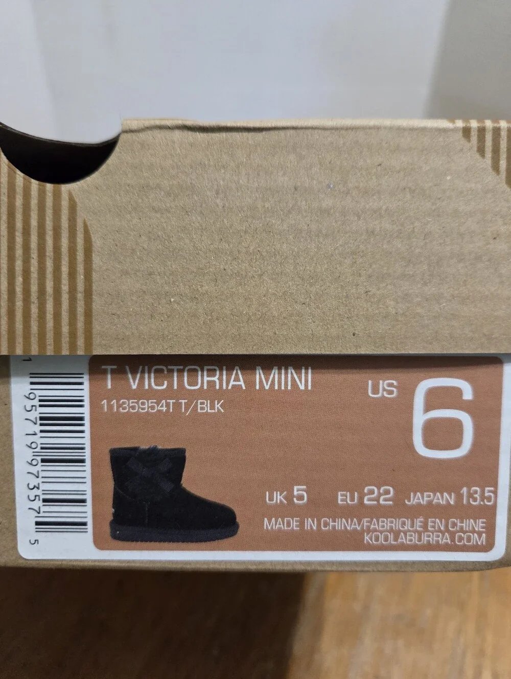 UGG toddler Victoria Mini Boot Size 6 (NEW W/ BOX)
